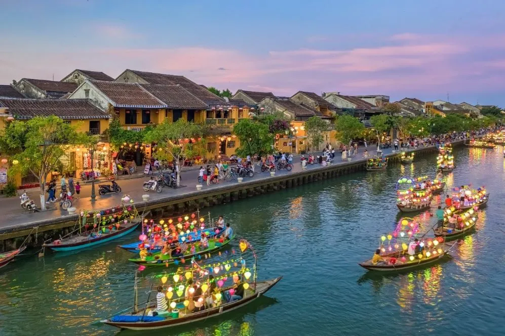 Fare un giro in barca sul fiume Hoai durante la Festa della Luna Piena di Hoi An