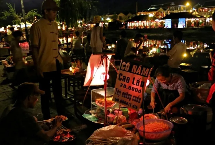 Vendeur de Cao Lau dans la rue Cong Nu Ngoc Hoa