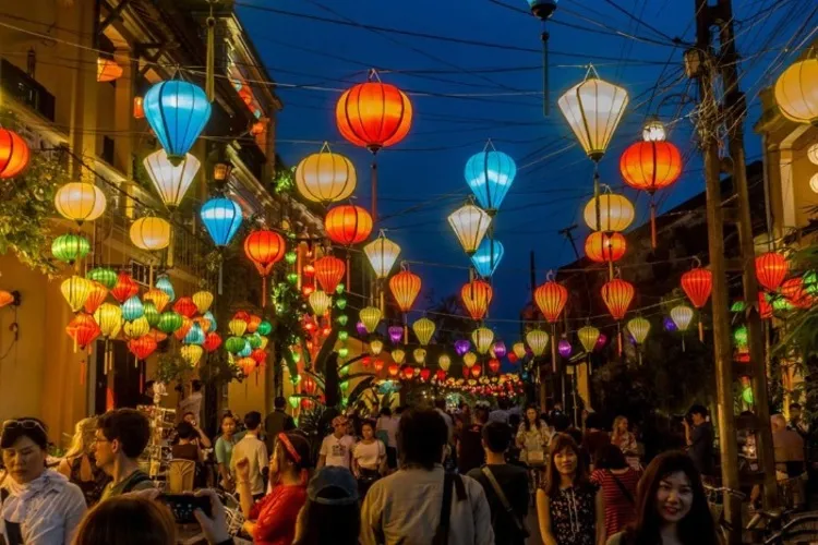 Fête de la pleine lune de Hoi An avec des lanternes colorées dispersées dans les rues