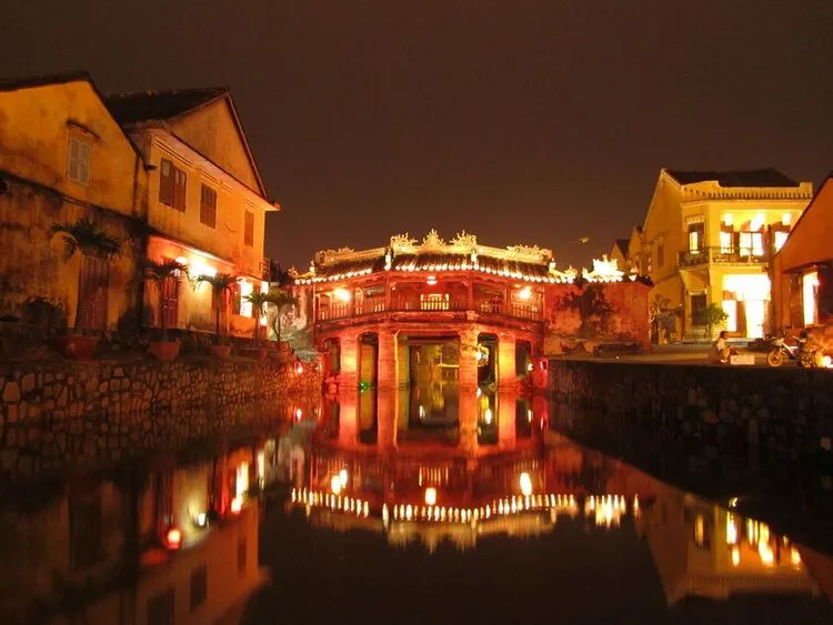 Pont couvert japonais au festival de la pleine lune de Hoi An
