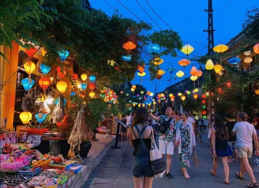 vietnamese markets hoi an night market