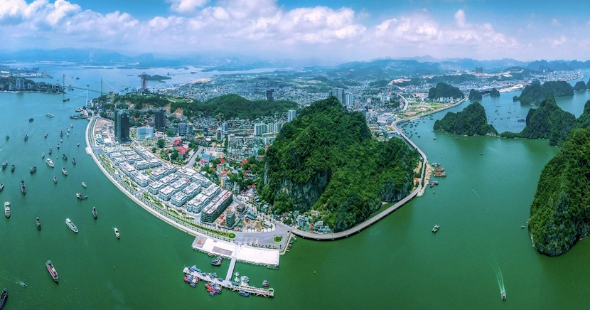 hon gai pier for bai tu long cruise 