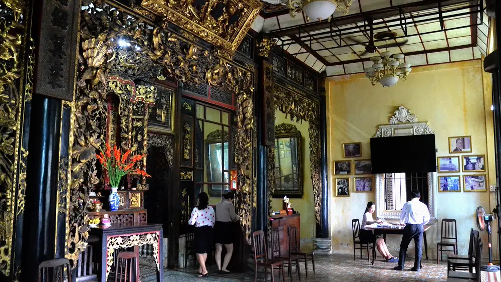 huynh thuy le ancient house inside
