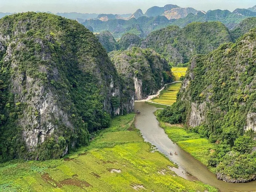 Il fiume che serpeggia lungo le sponde rende ancora più poetico lo scenario di Tam Coc Bich Dong