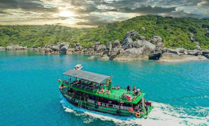 Se rendre à Cu Lao Cham en bateau en bois