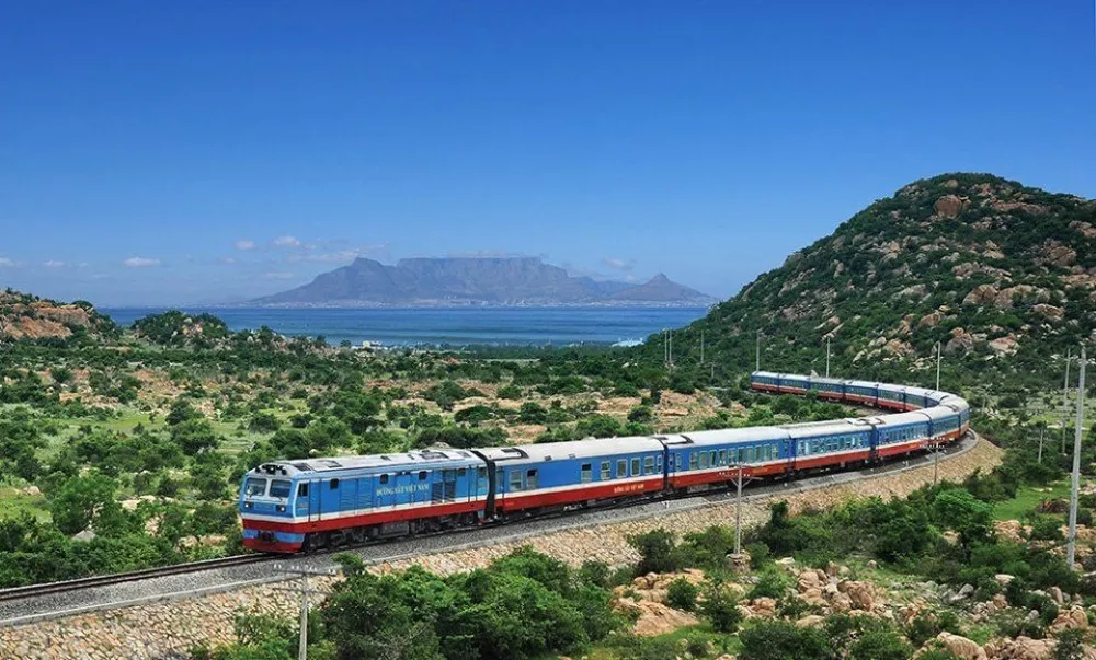 north to south vietnam train stop at da nang