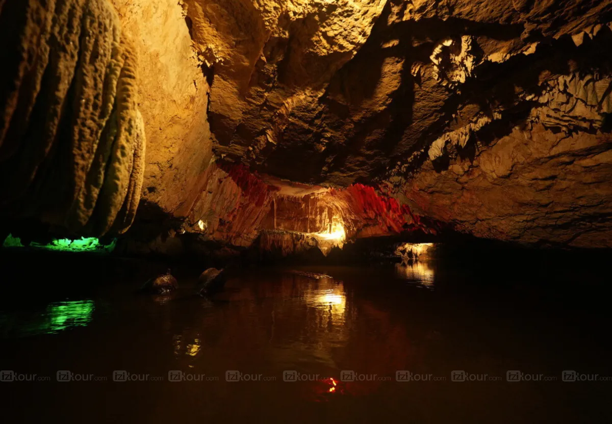 interieur de la grotte de thien ha