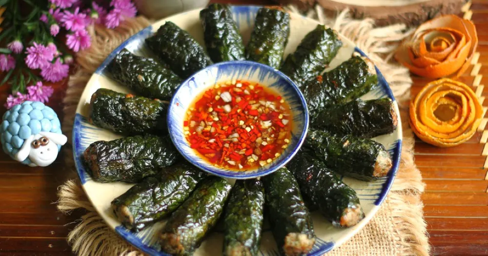 Involtini di gamberetti avvolti in foglie di betel - gastronomia di Bat Trang