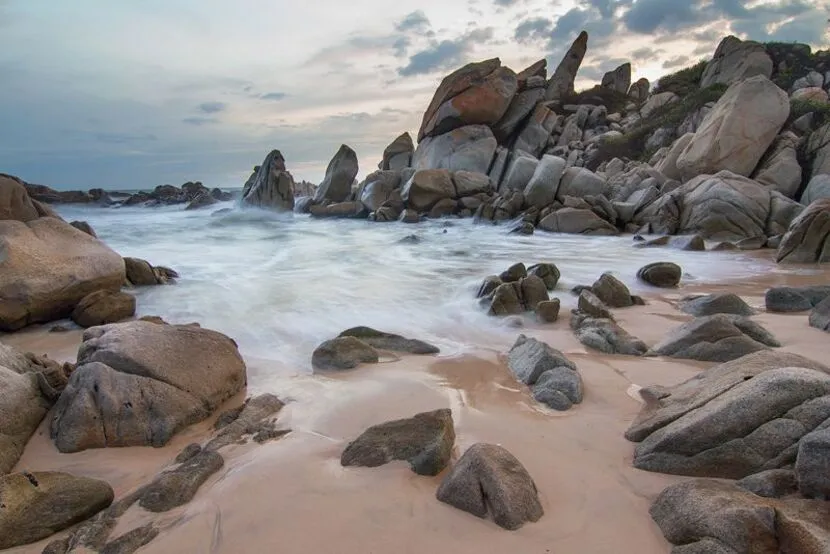 itinerario quang binh spiaggia rocce saltanti