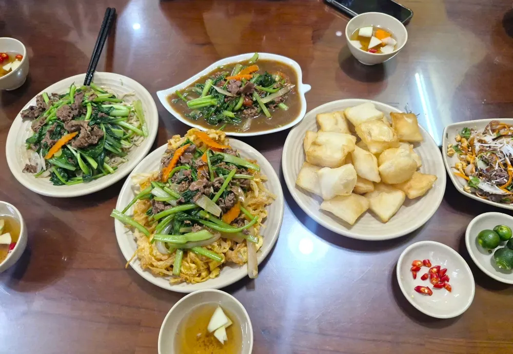 Cibo da strada durante un tour in Jeep ad Hanoi
