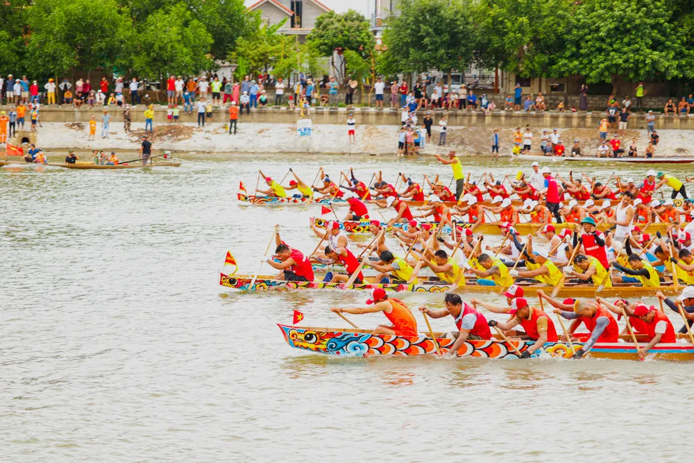 Carrera de barcos tradicionales en Vietnam
