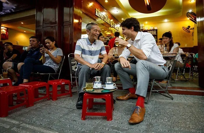 le premier ministre justin trudeau déguste un café dans la rue au vietnam