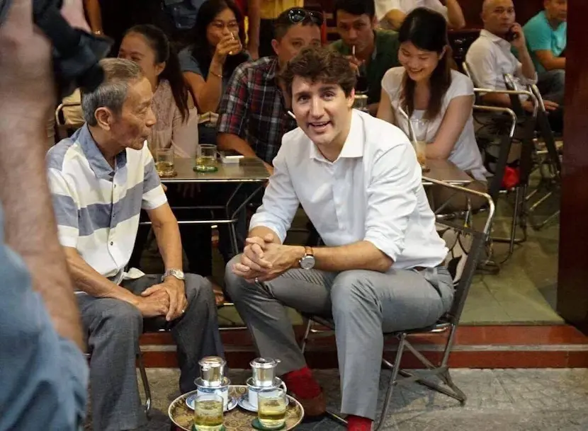 le premier ministre justin trudeau déguste un café dans la rue au vietnam