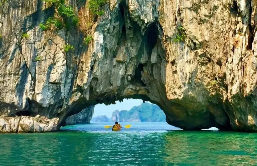 kayaking in bai tu long bay