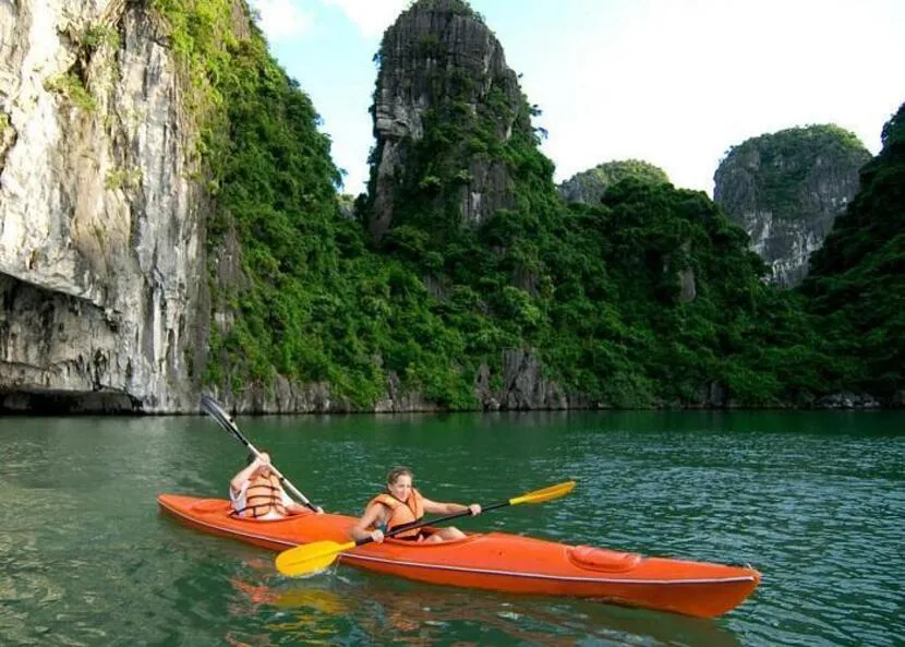 kayaking en baie d'Halong