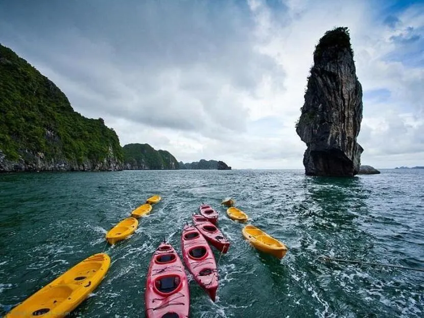 faire du kayak dans la baie d'Halong