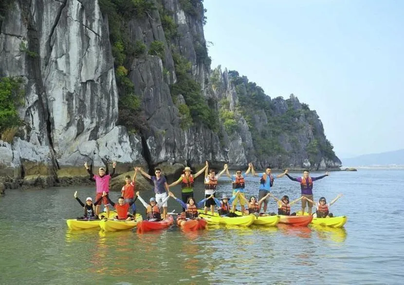 faire du kayak en baie d’Halong