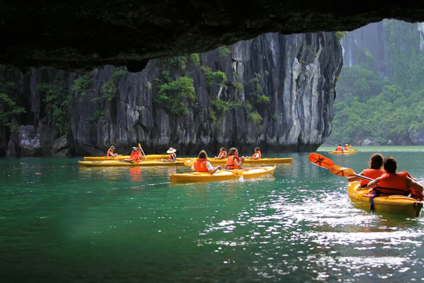 kayak nella baia di halong