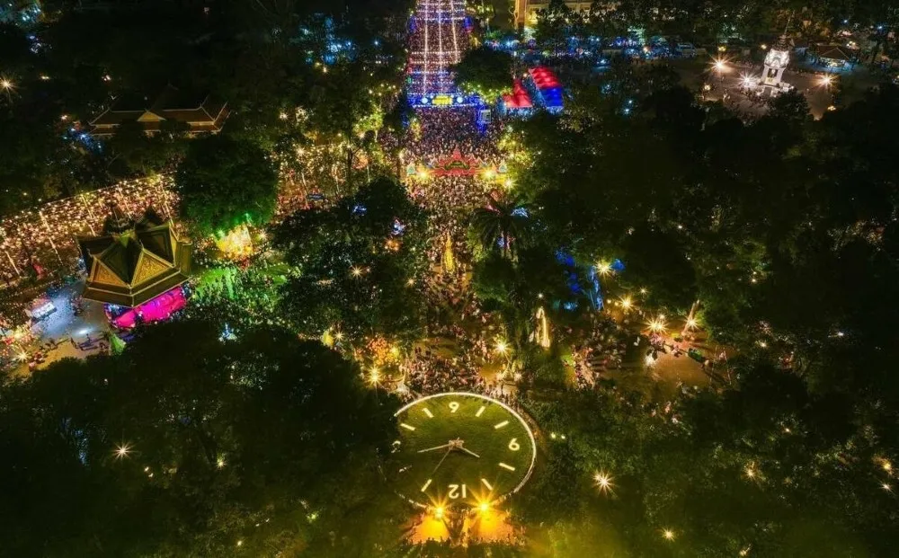 crowd at sangkan wat phnom for celebrating khmer new year
