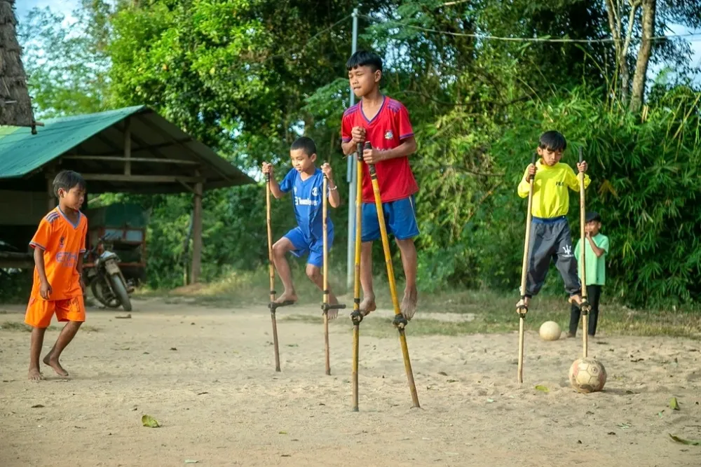 Đi c&agrave; kheo (Marcha sobre zancos)