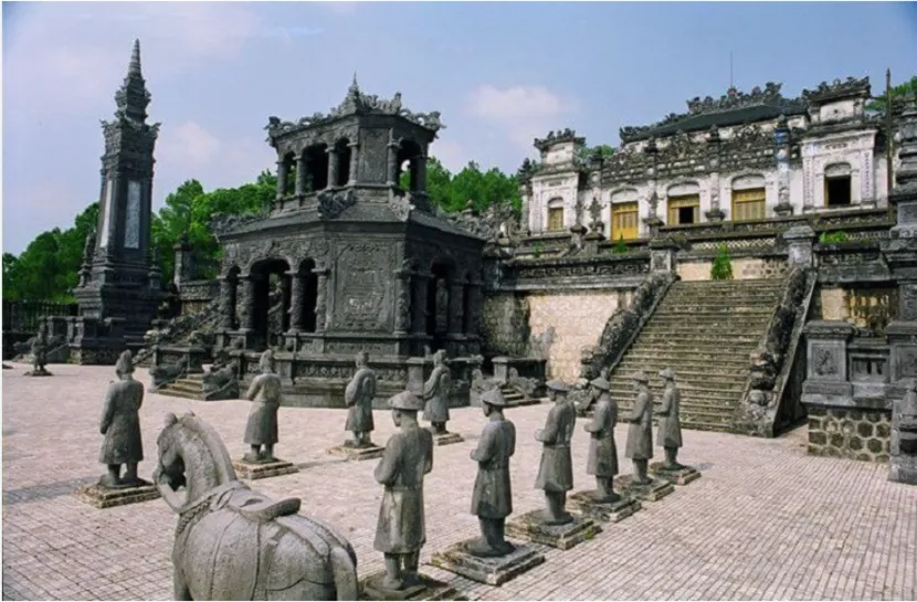 Tombeau royal de Khai Dinh à Hué au Vietnam avec une architecture ornée