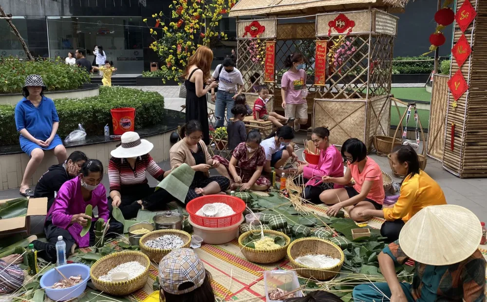 Die Vietnamesen versammeln sich, um die Bánh chưng zu formen