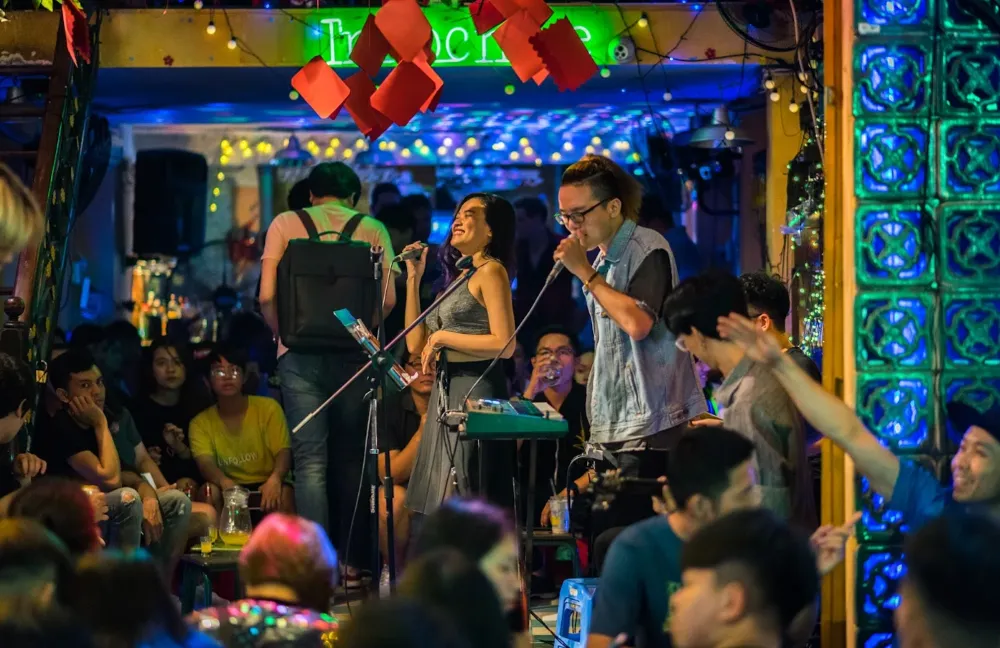 music performance at a bar on bui vien walking street