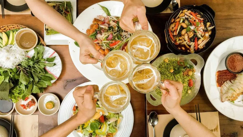 Popolari snack vietnamiti da birra serviti con Bia Hoi fresca