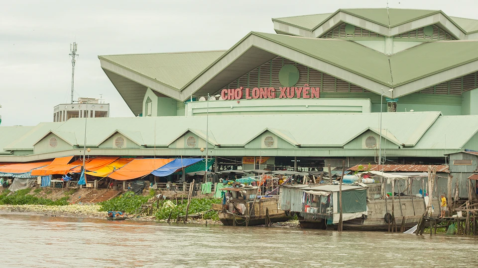 long xuyen floating market an giang