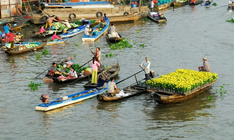 trading on long xuyen floating market