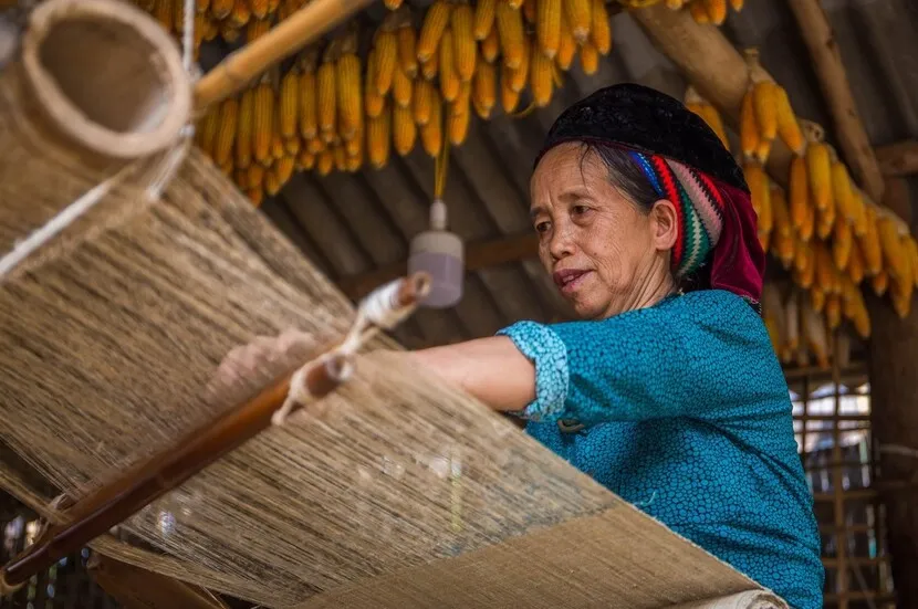 linen weaving ha giang north east vietnam