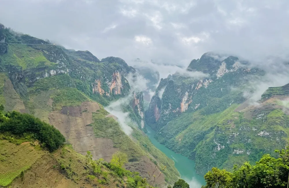 Blick auf den Ma Pi Leng Pass und den Nho Que Fluss auf der Ha Giang Schleife im Dezember mit dramatischen Klippen