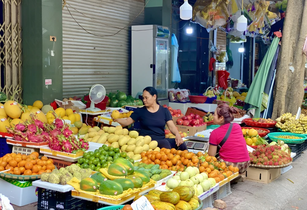 Mercato tradizionale vietnamita pieno di frutti tropicali colorati