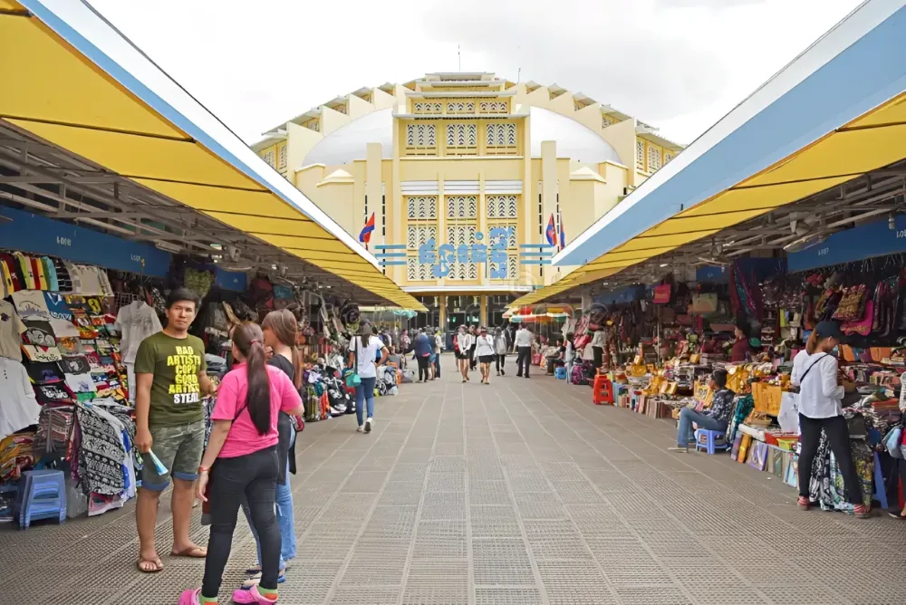 Fl&acirc;ner au march&eacute; central Phsar Thmei &agrave; Phnom Penh