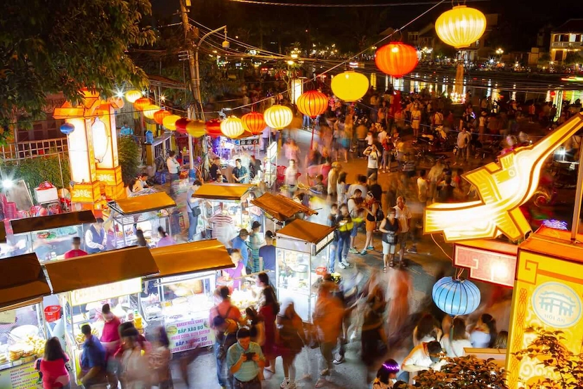 night market in hoi an