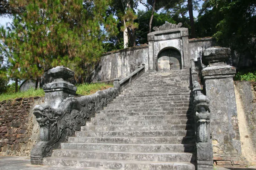 buu thanh tomb of king minh mang