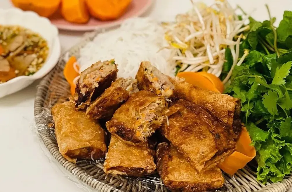 Le nem, un accompagnement souvent servi avec le b&uacute;n chả