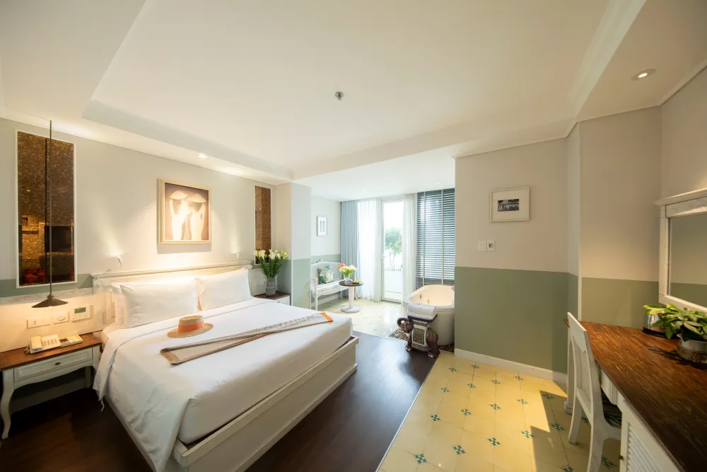 Au Lac Charner Hotel deluxe room