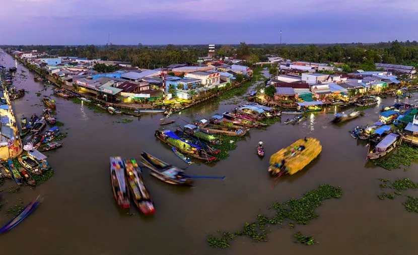 nga nam floating market in soc trang