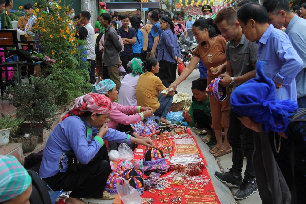 Locals from ethnic minority groups trading goods at the authentic and unspoilt Bao Lac Market in Cao Bang