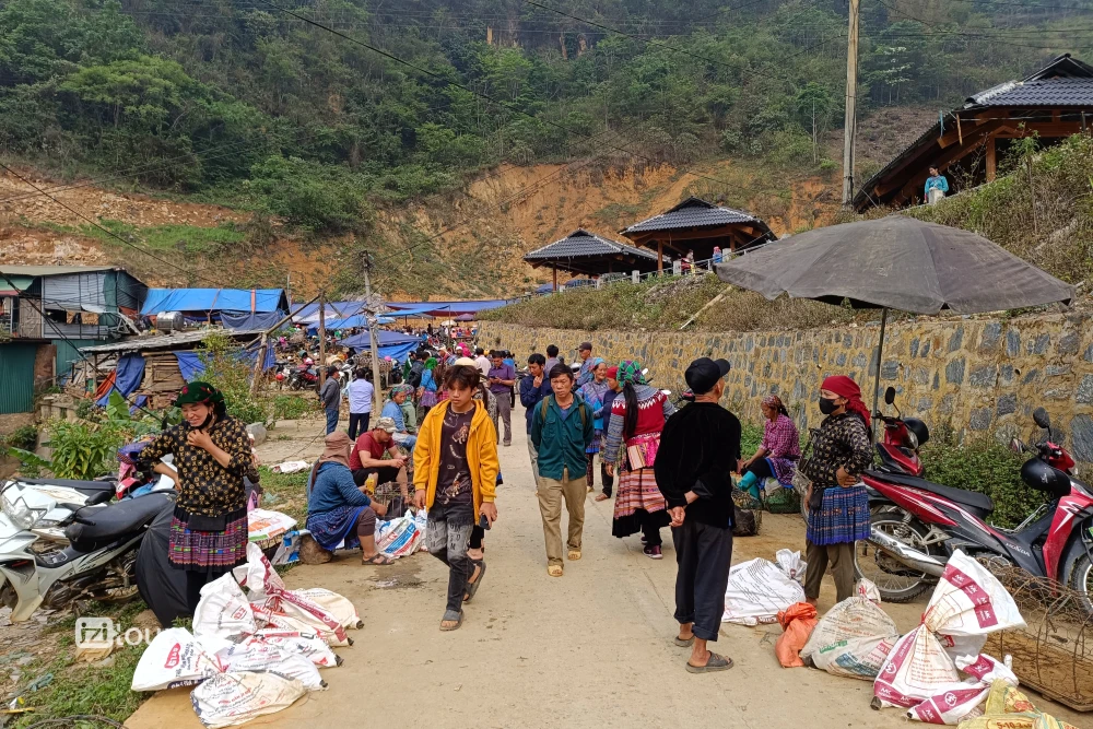 The authentic and rustic atmosphere of the Saturday Can Cau Market surrounded by the picturesque Vietnamese mountains