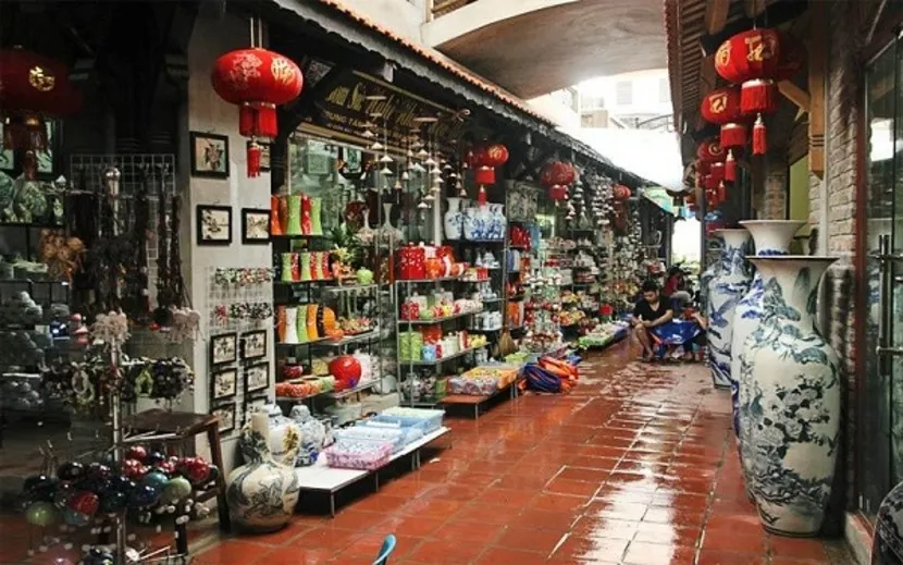 mercato di ceramica al villaggio bat trang hanoi