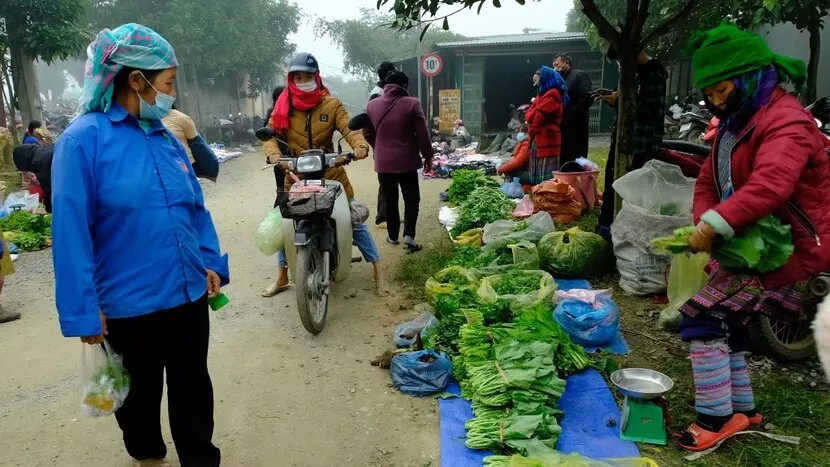 mercato etnico lao cai  ban phiet