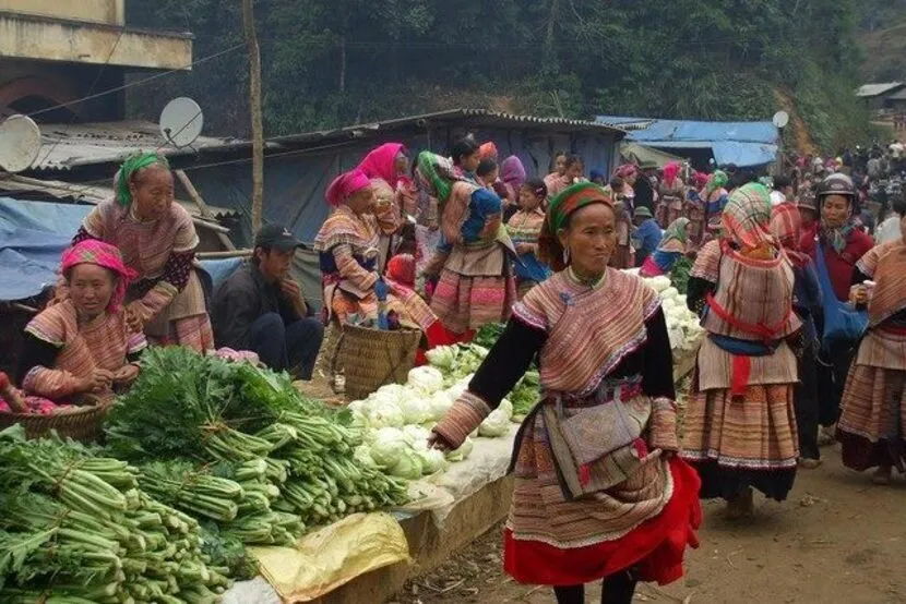 mercato etnico lao cai lung khau nhin