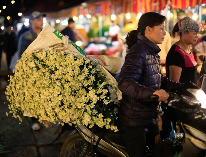 quang ba flower night market hanoi