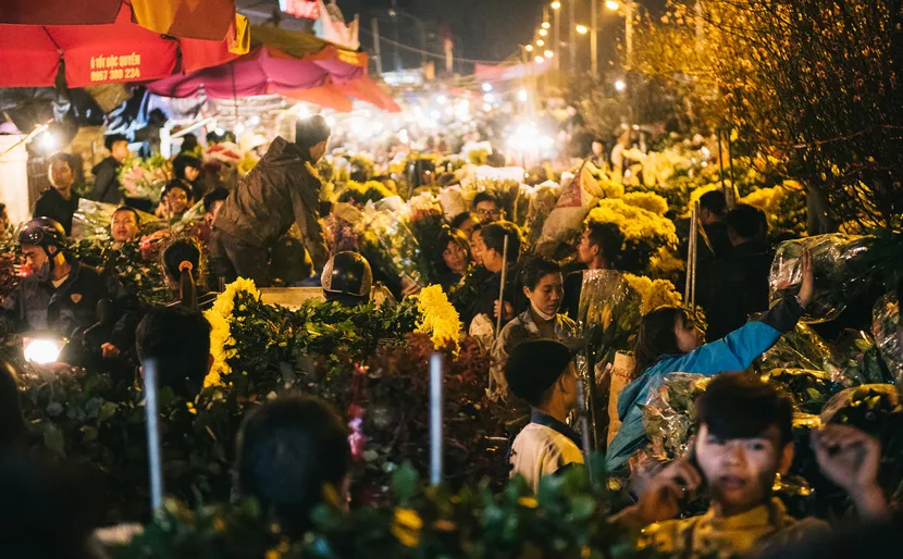 hanoi quang ba flower market