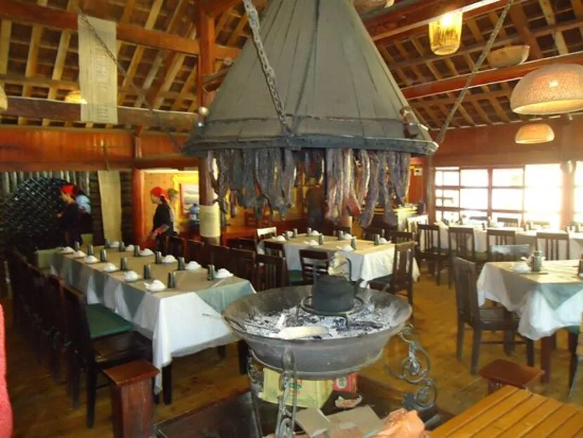 red dzao house restaurant in sapa