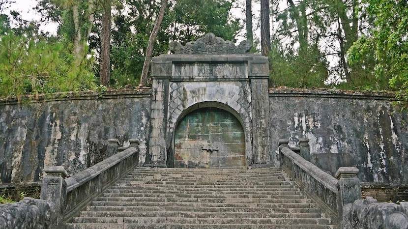 buu thanh tomb of king minh mang