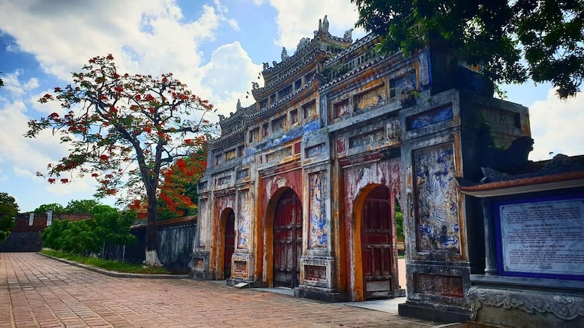 dai hong gate in minh mang tomb