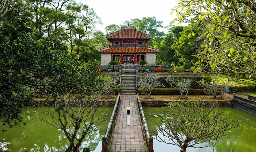 minh lau pavillion king minh mang mausoleum